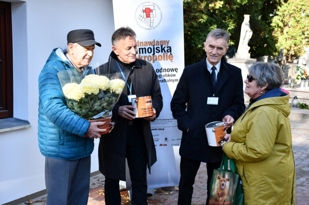 Kwesta 1 listopada na cmentarzu