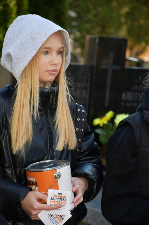 Kwesta 1 listopada na cmentarzu