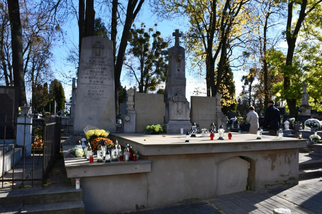 Kwesta 1 listopada na cmentarzu