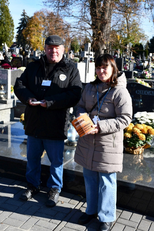 Kwesta 1 listopada na cmentarzu