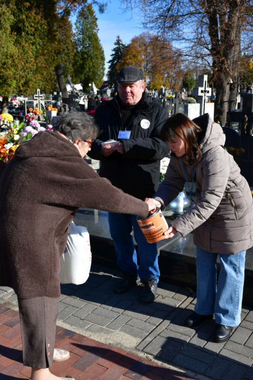 Kwesta 1 listopada na cmentarzu