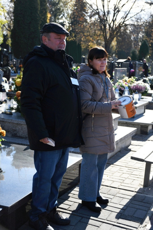 Kwesta 1 listopada na cmentarzu