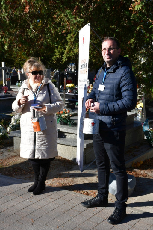 Kwesta 1 listopada na cmentarzu