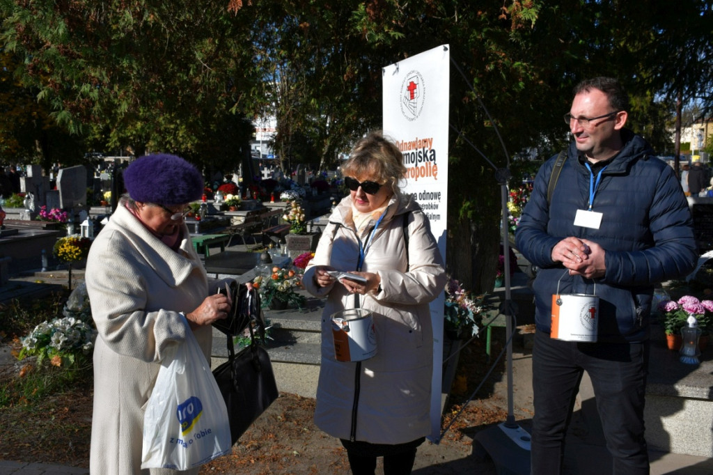 Kwesta 1 listopada na cmentarzu