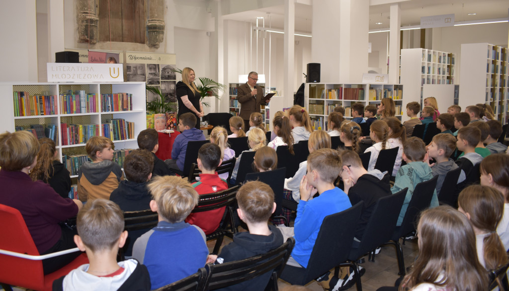 Lidia Miś w tarnogrodzkiej bibliotece
