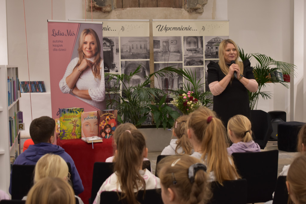 Lidia Miś w tarnogrodzkiej bibliotece