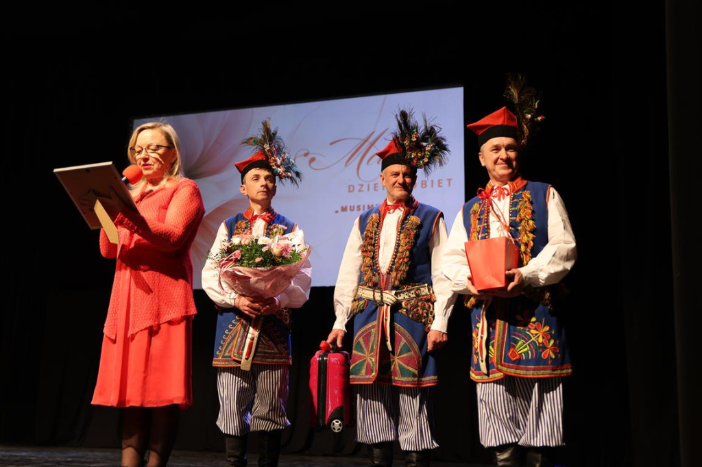 Dzień Kobiet w Tomaszowskim Domu Kultury