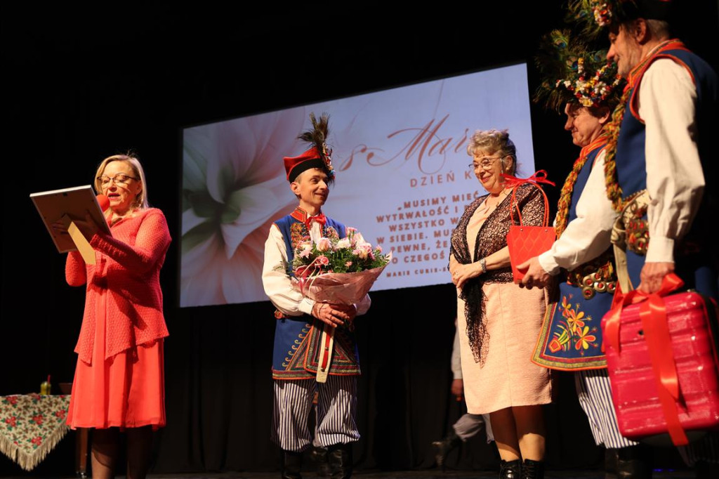 Dzień Kobiet w Tomaszowskim Domu Kultury