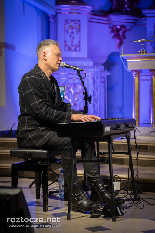 Krzysztof Antkowiak ze świadectwem w Krasnobrodzie