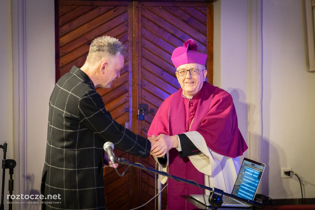 Krzysztof Antkowiak ze świadectwem w Krasnobrodzie