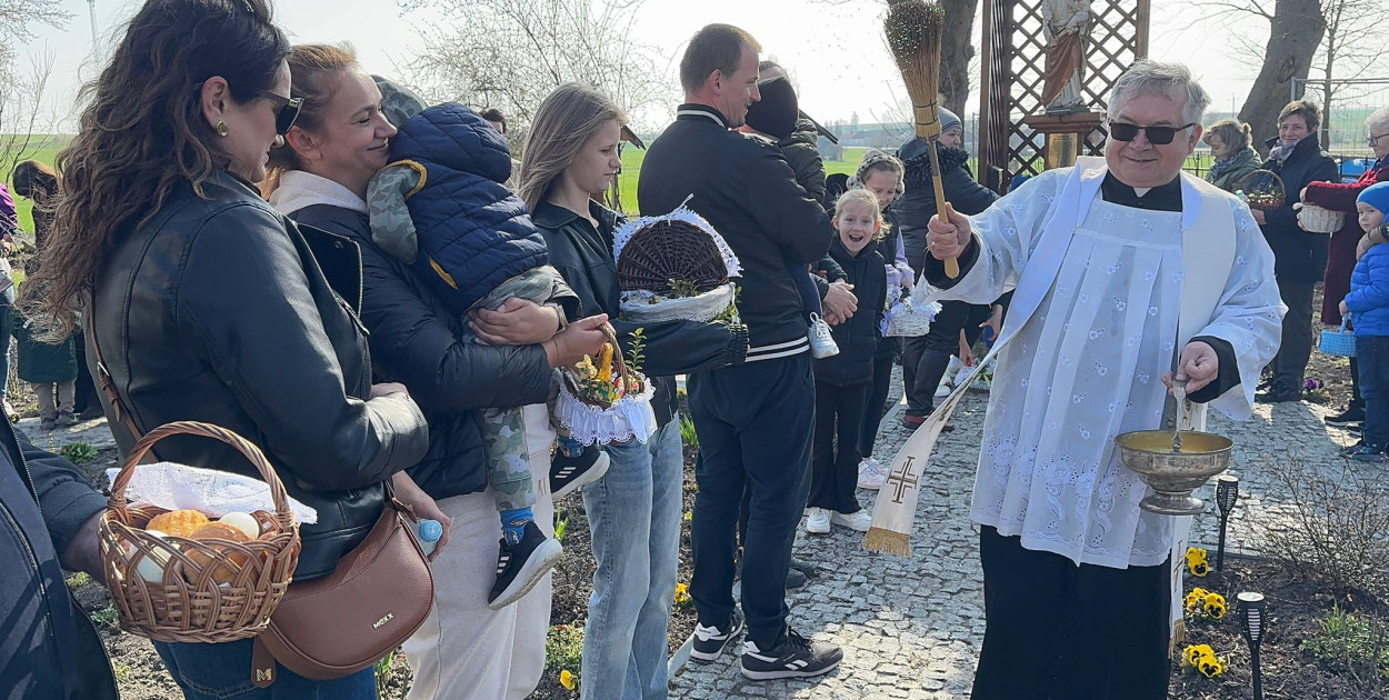 Święcenie pokarmów w parafii Dub