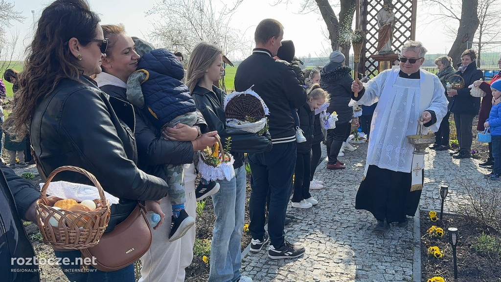 Święcenie pokarmów w parafii Dub