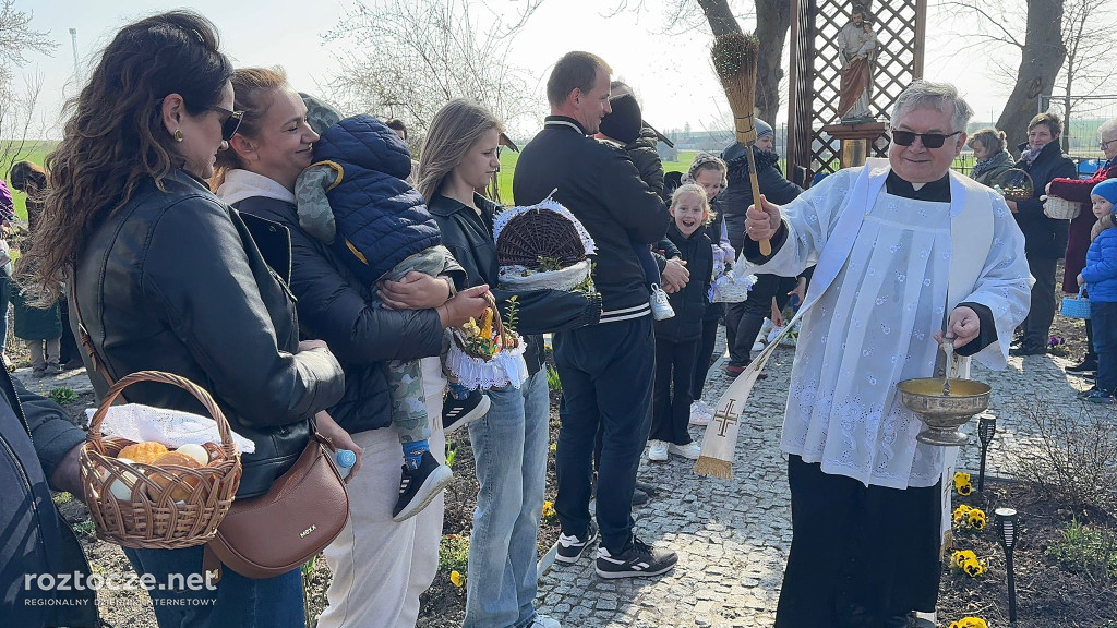 Święcenie pokarmów w parafii Dub
