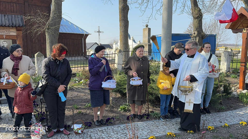 Święcenie pokarmów w parafii Dub