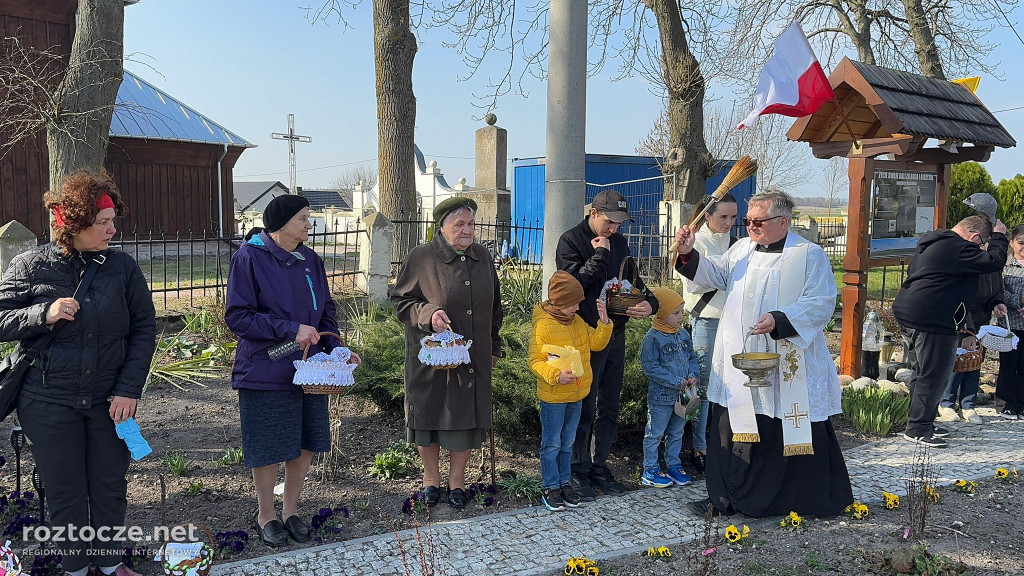 Święcenie pokarmów w parafii Dub