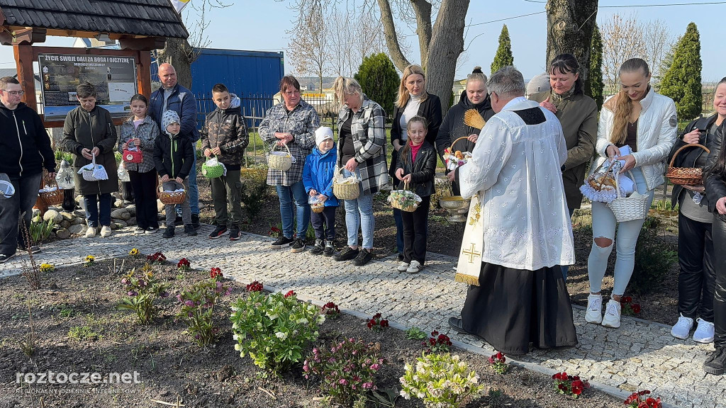 Święcenie pokarmów w parafii Dub