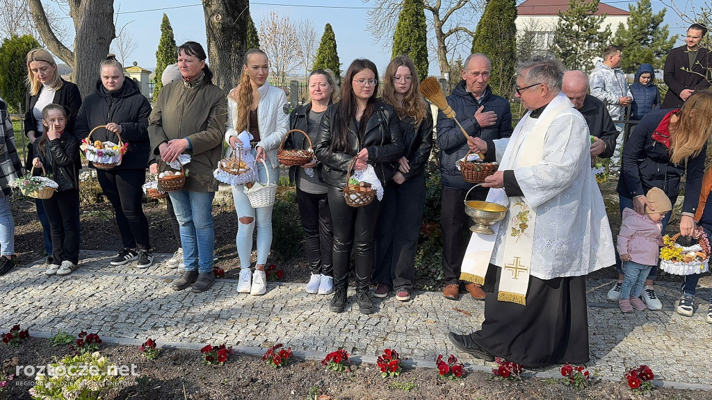 Święcenie pokarmów w parafii Dub