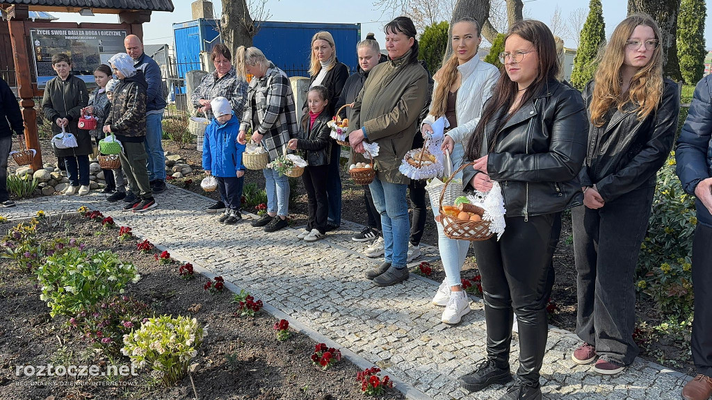 Święcenie pokarmów w parafii Dub