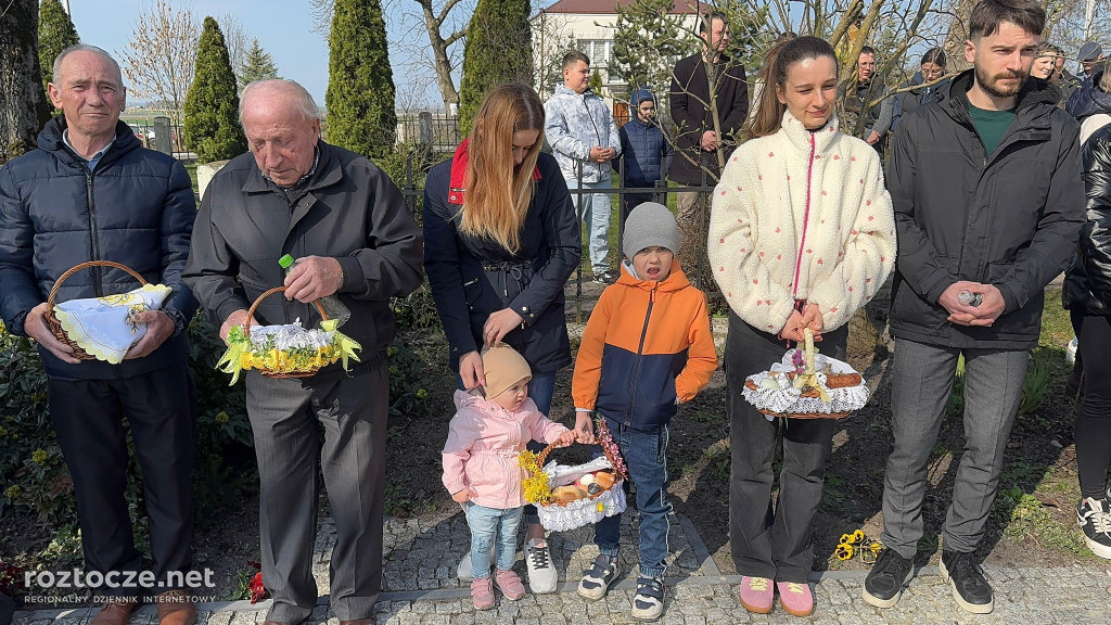 Święcenie pokarmów w parafii Dub