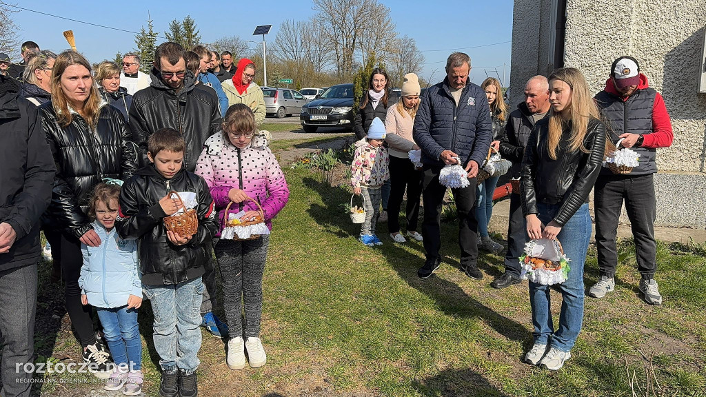 Święcenie pokarmów w parafii Dub