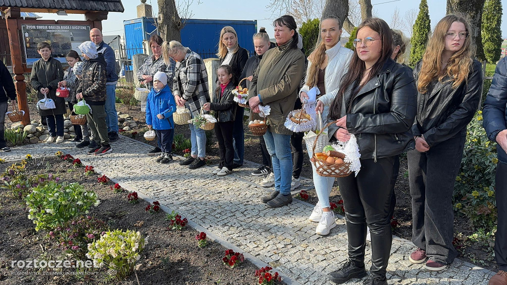 Święcenie pokarmów w parafii Dub