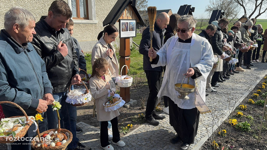 Święcenie pokarmów w parafii Dub