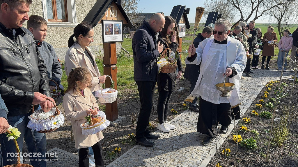 Święcenie pokarmów w parafii Dub