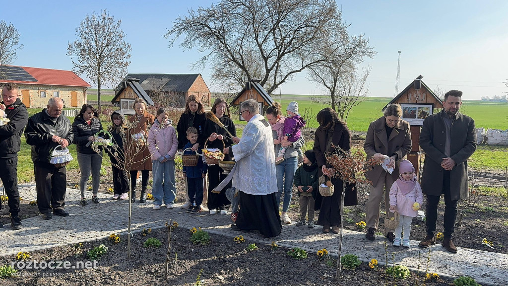 Święcenie pokarmów w parafii Dub