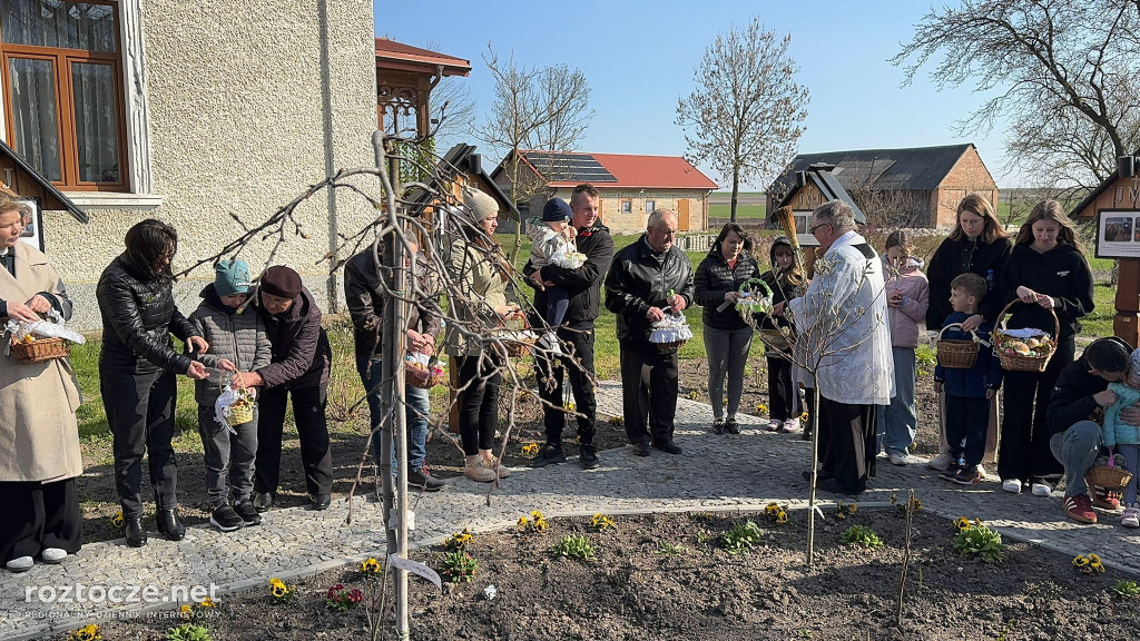 Święcenie pokarmów w parafii Dub