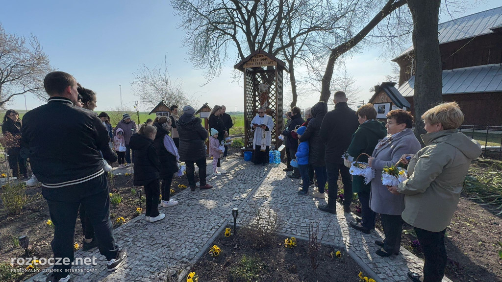 Święcenie pokarmów w parafii Dub