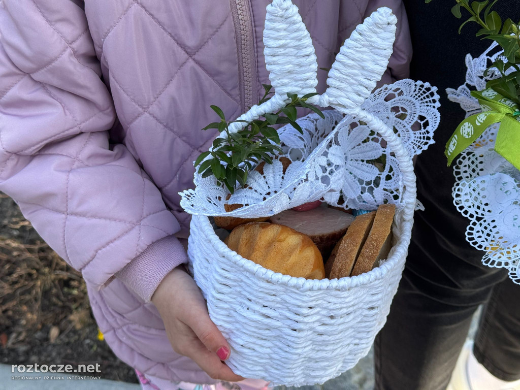 Święcenie pokarmów w parafii Dub
