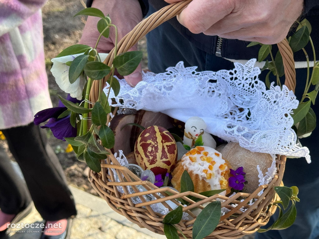 Święcenie pokarmów w parafii Dub