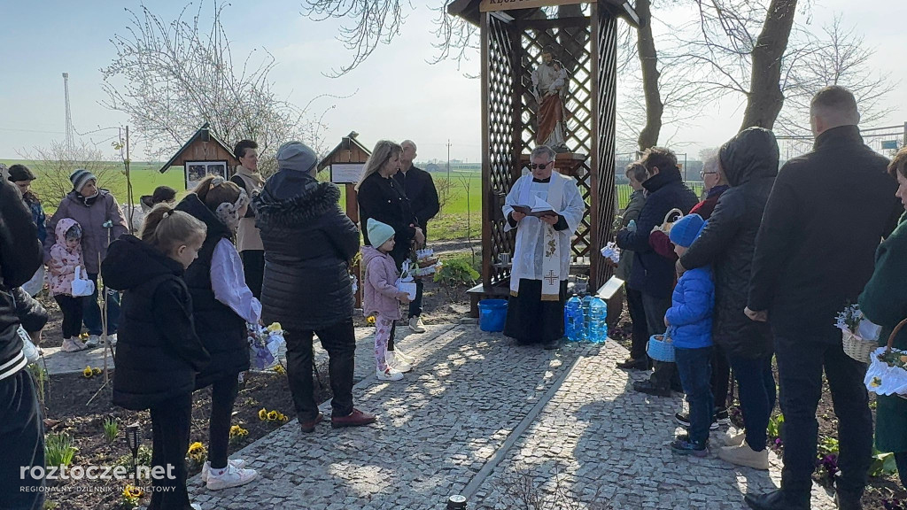 Święcenie pokarmów w parafii Dub