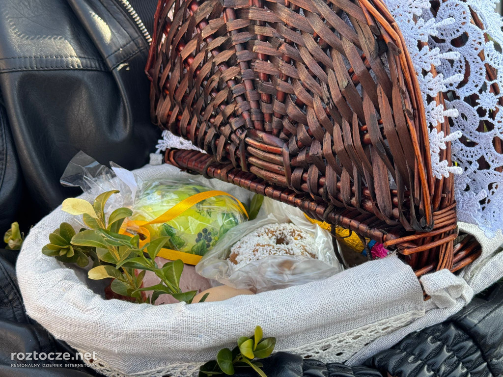 Święcenie pokarmów w parafii Dub