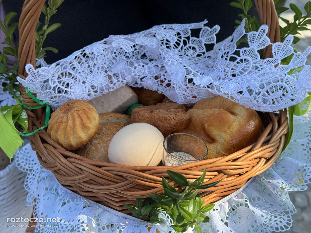 Święcenie pokarmów w parafii Dub