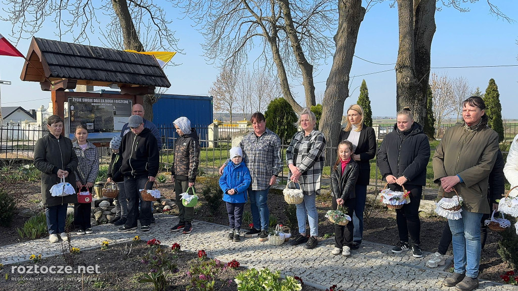 Święcenie pokarmów w parafii Dub