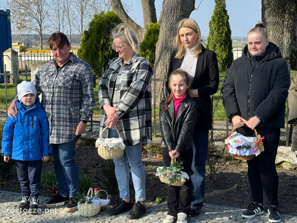 Święcenie pokarmów w parafii Dub