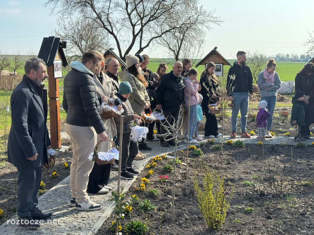 Święcenie pokarmów w parafii Dub