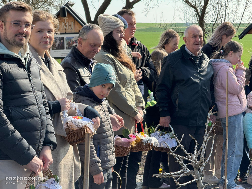 Święcenie pokarmów w parafii Dub