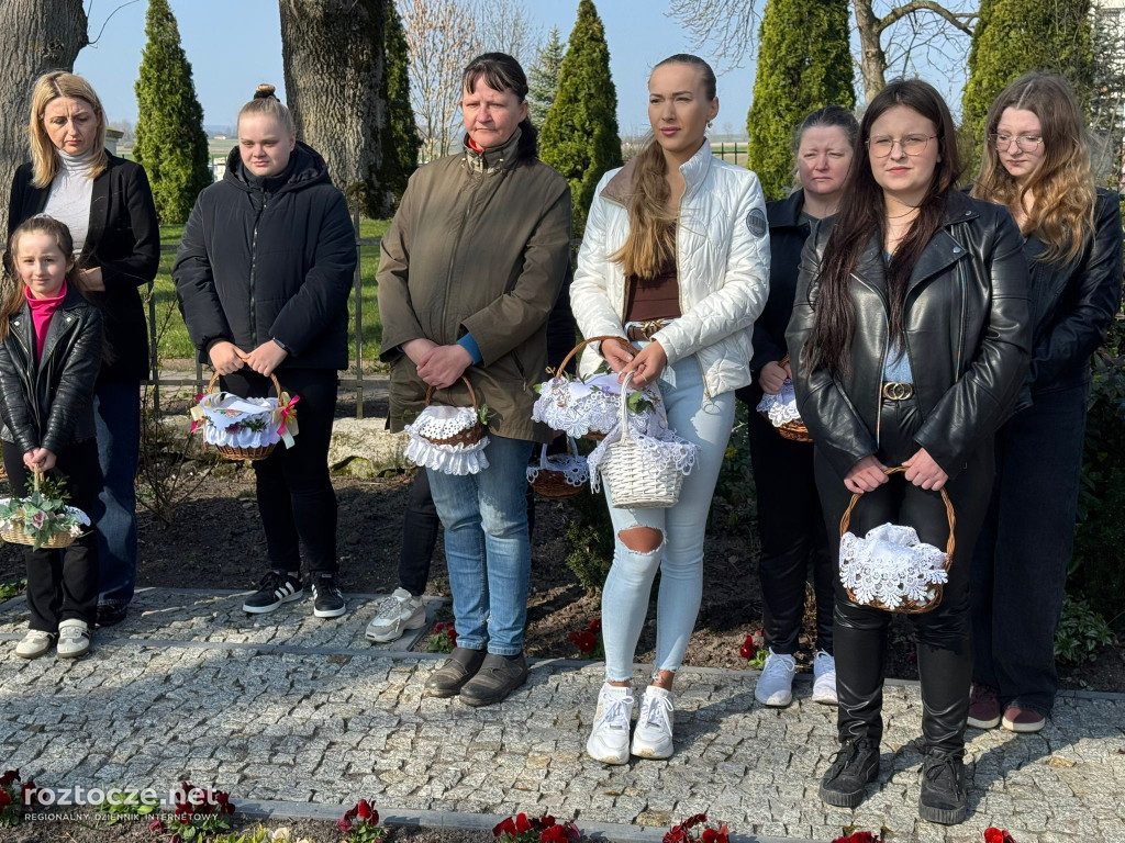 Święcenie pokarmów w parafii Dub