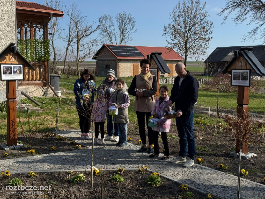 Święcenie pokarmów w parafii Dub