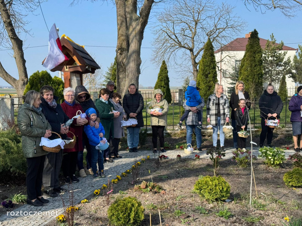 Święcenie pokarmów w parafii Dub