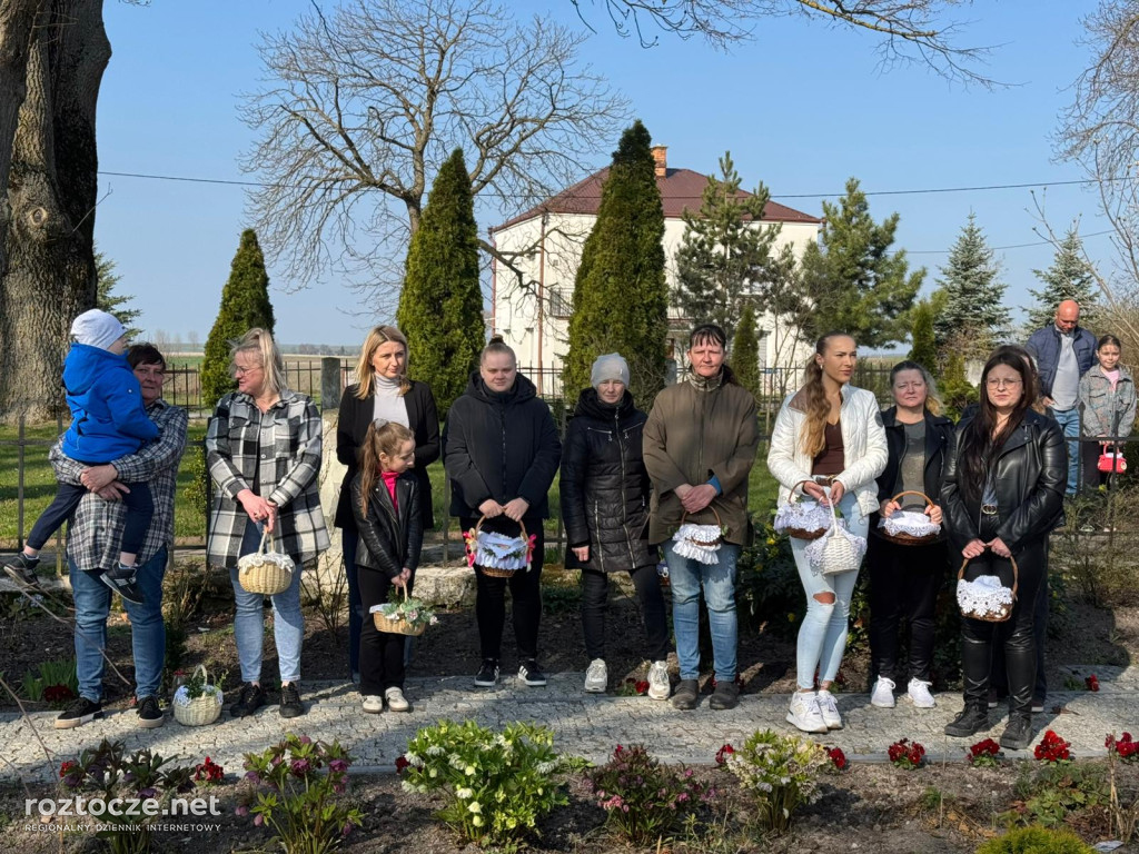 Święcenie pokarmów w parafii Dub