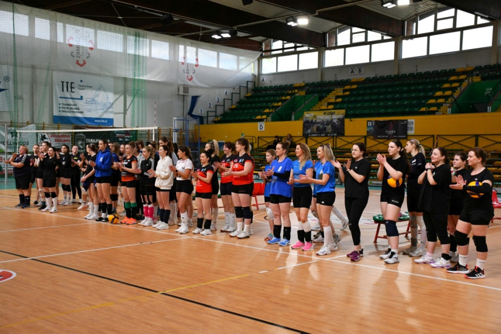 Charytatywny turniej siatkówki kobiet dla Tomka
