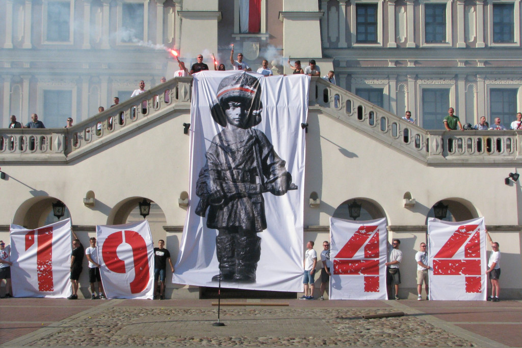 Zamość: Kibice  Hetmana oddali hołd Powstańcom Warszawskim