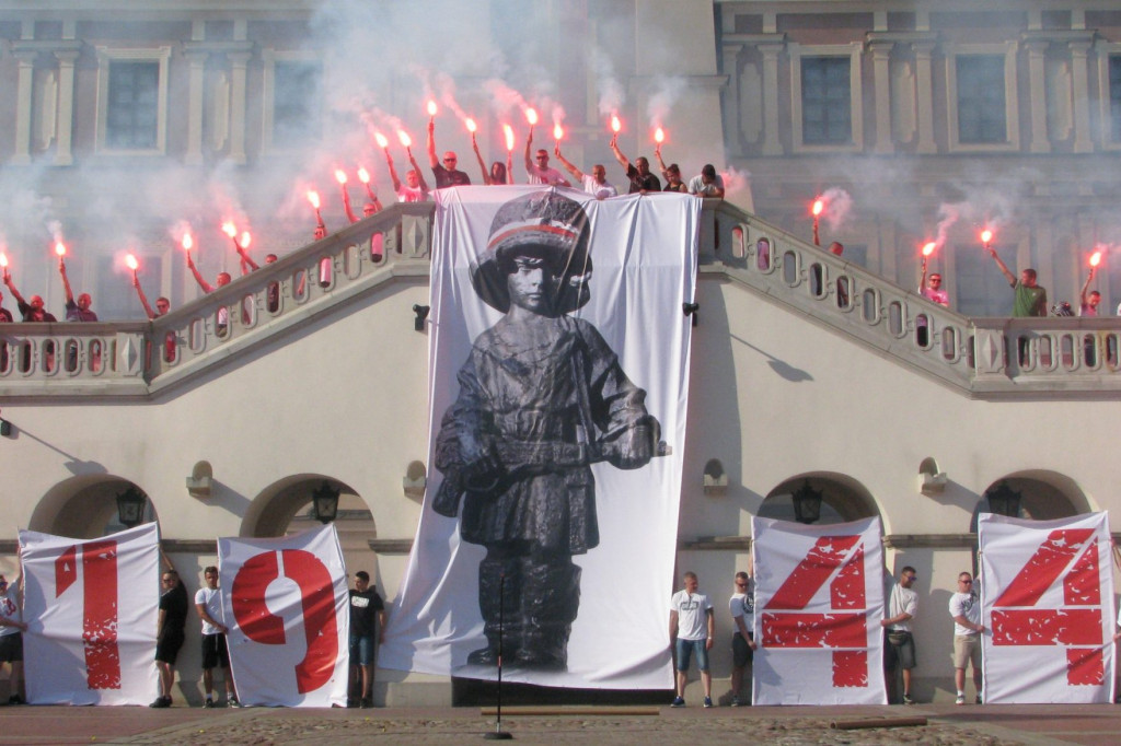 Zamość: Kibice  Hetmana oddali hołd Powstańcom Warszawskim