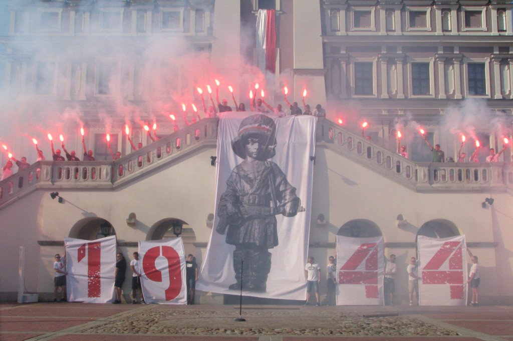 Zamość: Kibice  Hetmana oddali hołd Powstańcom Warszawskim