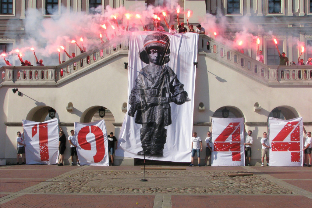 Zamość: Kibice  Hetmana oddali hołd Powstańcom Warszawskim