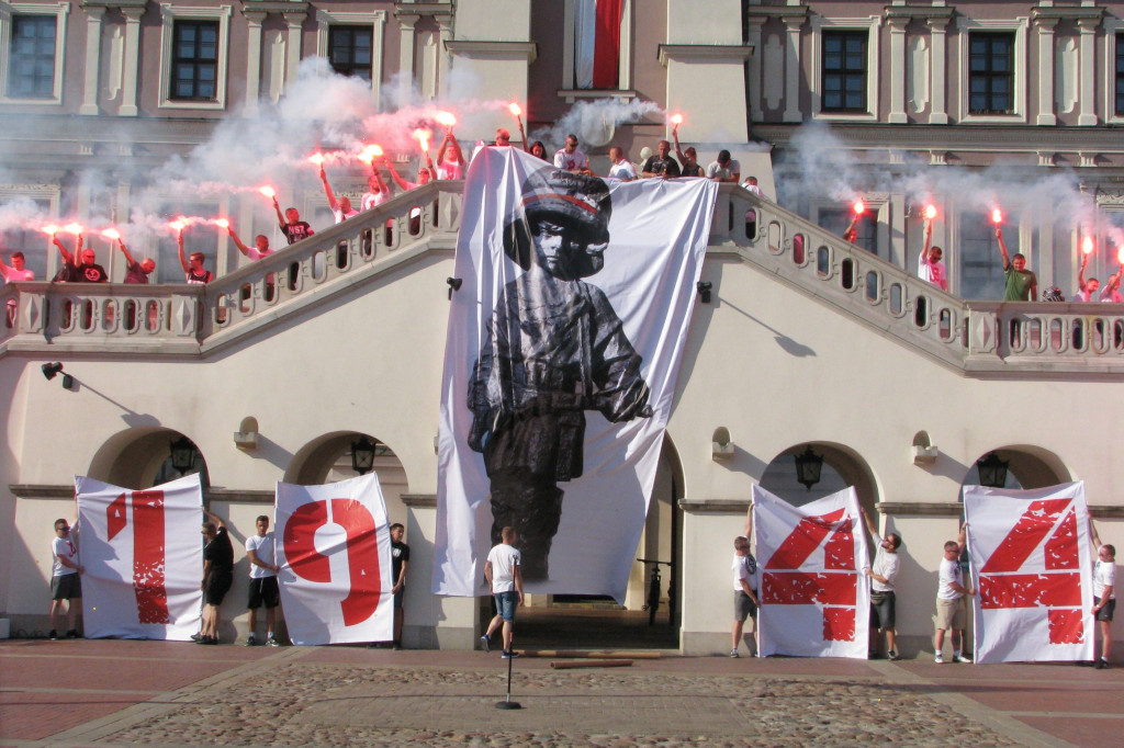 Zamość: Kibice  Hetmana oddali hołd Powstańcom Warszawskim