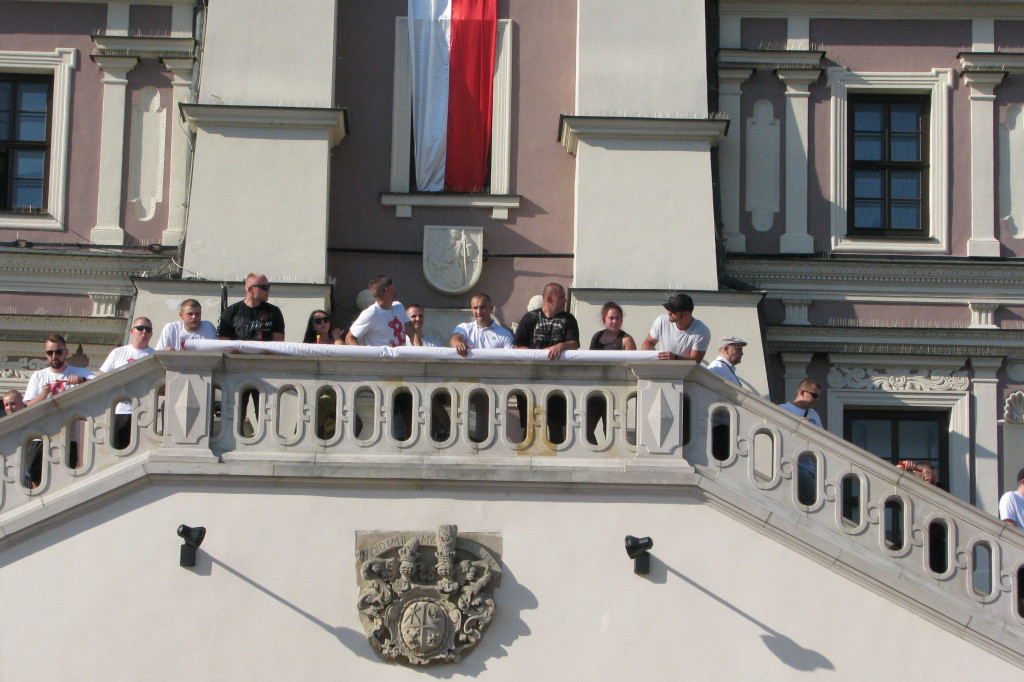 Zamość: Kibice  Hetmana oddali hołd Powstańcom Warszawskim